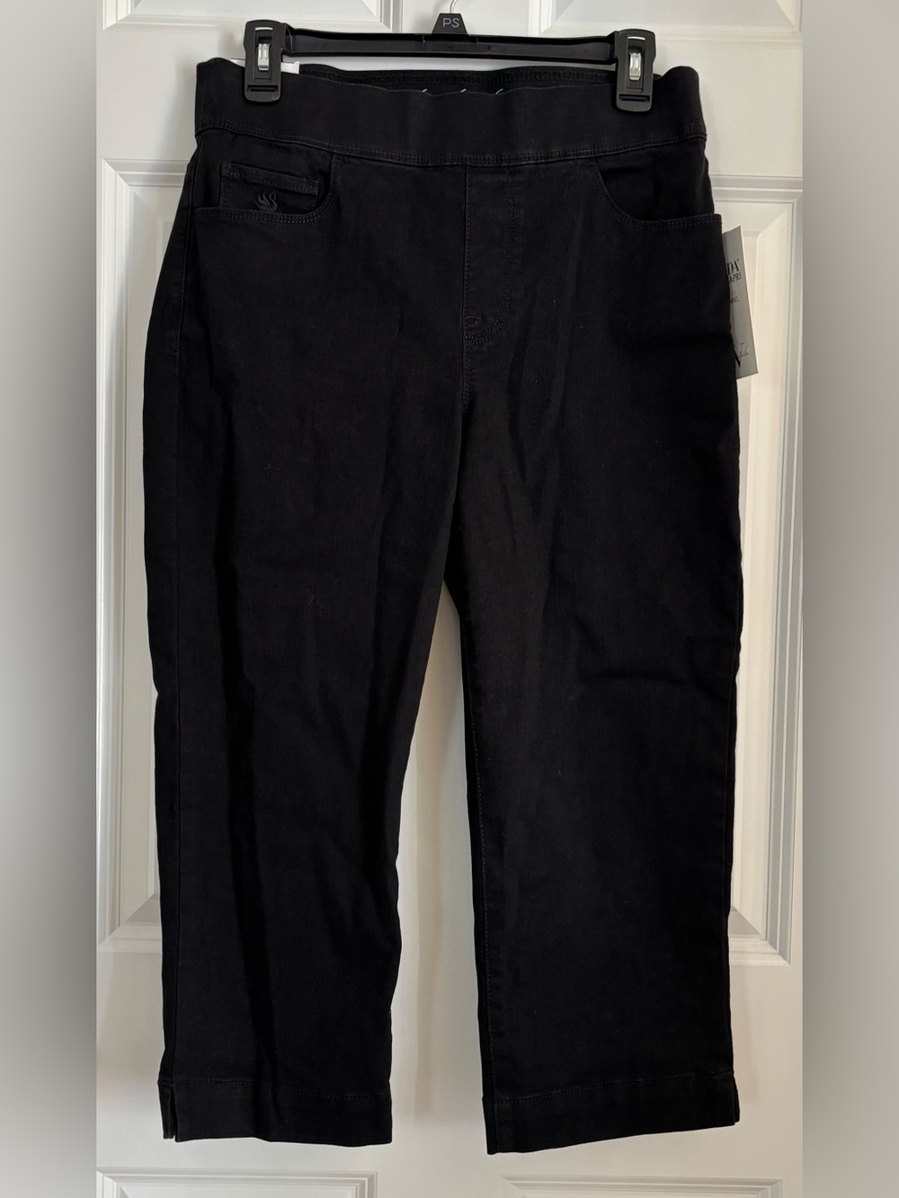 Gloria Vanderbilt Black Capris with Slim Straight Leg